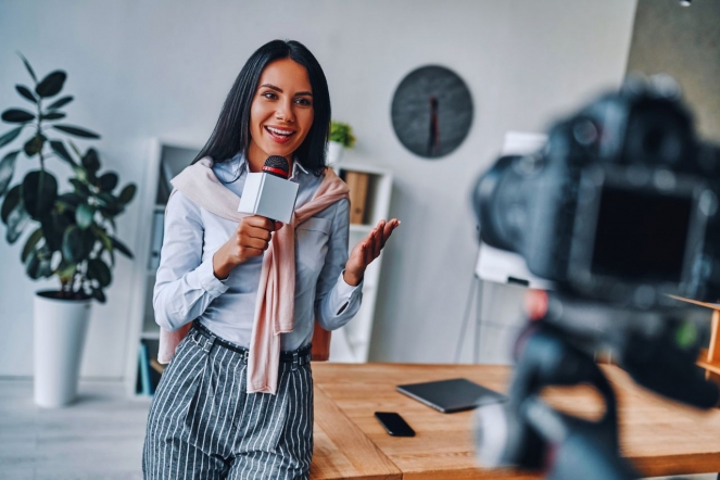 Cómo ser una presentadora de televisión: funciones, estudios y claves del éxito