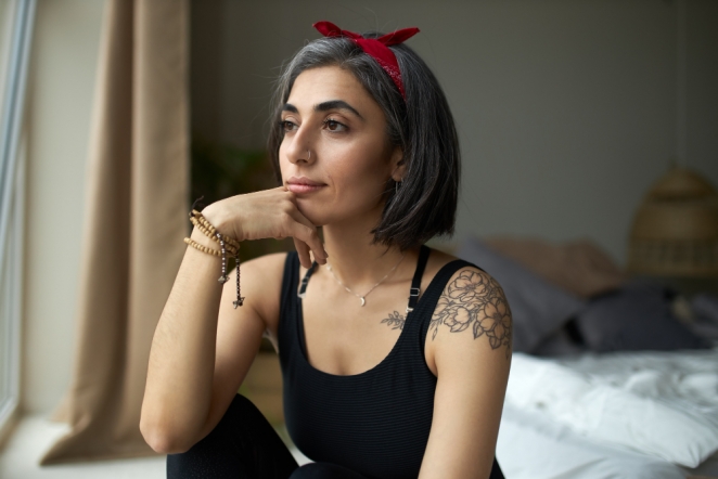 Cuidados esenciales para la piel tatuada, con micropigmentación y tratada con láser