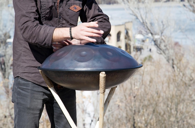 El handpan un instrumento de percusión melódico con sonidos envolventes y armónicos