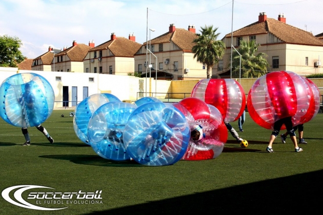 Juega al futbol burbuja en sevilla