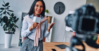 Cómo ser una presentadora de televisión: funciones, estudios y claves del éxito