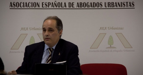  La Asociación Española de Abogados Urbanistas asesora  y defiende en los Tribunales a empresas y particulares.