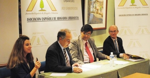 SI HAS TERMINADO LA CARRERA PUEDES OPTAR A BECAS PARA FORMARTE EN URBANISMO. 