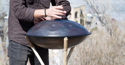 El handpan un instrumento de percusión melódico con sonidos envolventes y armónicos